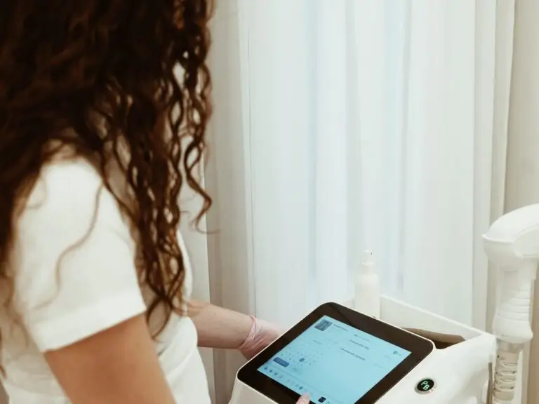 Monika uz uređaj za lasersku epilaciju – Luma Body Clinic, Zagreb Trešnjevka